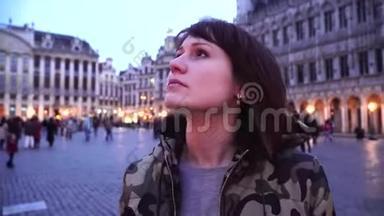 比利时布鲁塞尔大广场上的旅游女孩散步和看景点